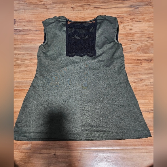 Meduim top - Picture 2 of 2